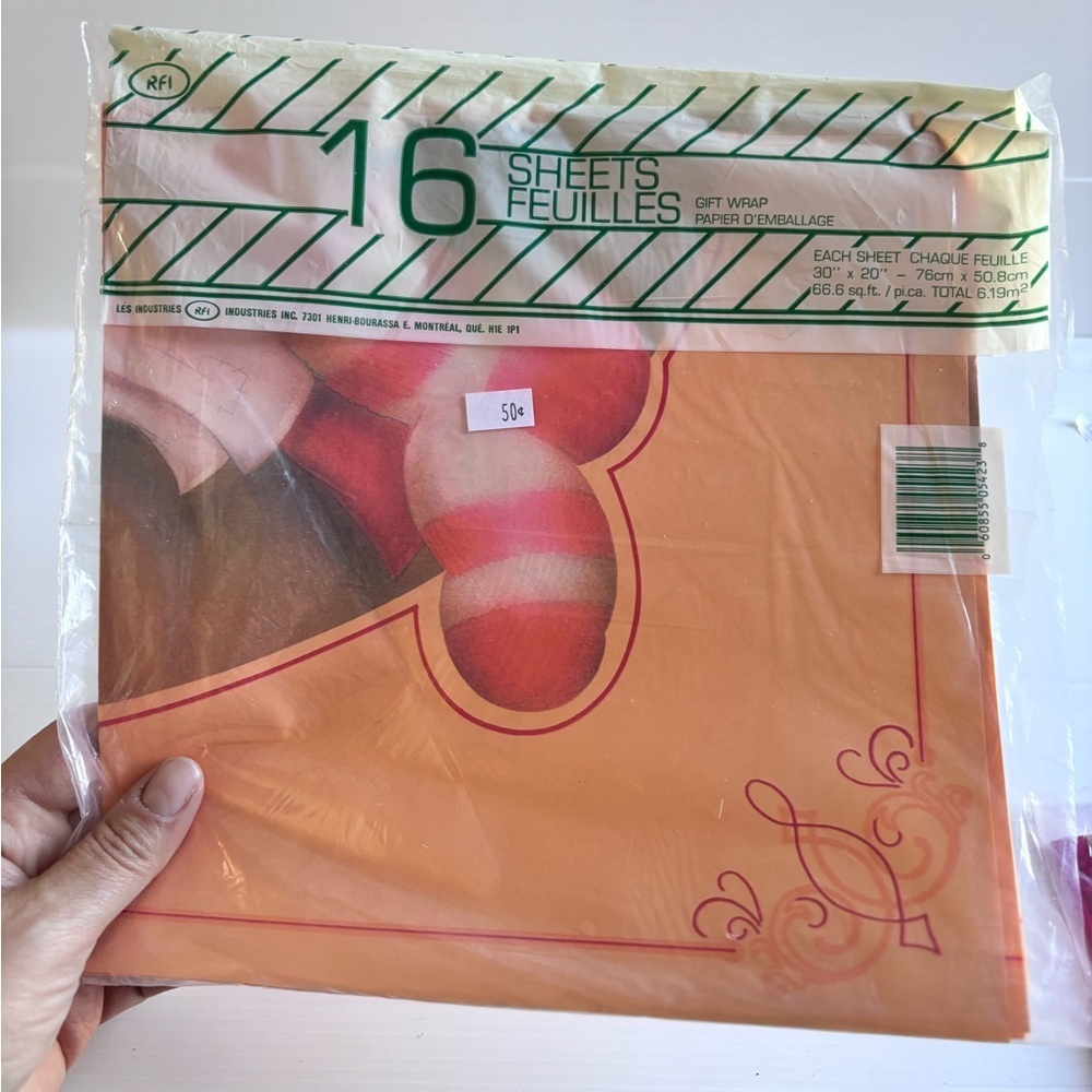Vintage 1970s RFI Seasons Greetings Gift Wrap 16 Sheets NOS - Picture 2 of 2
